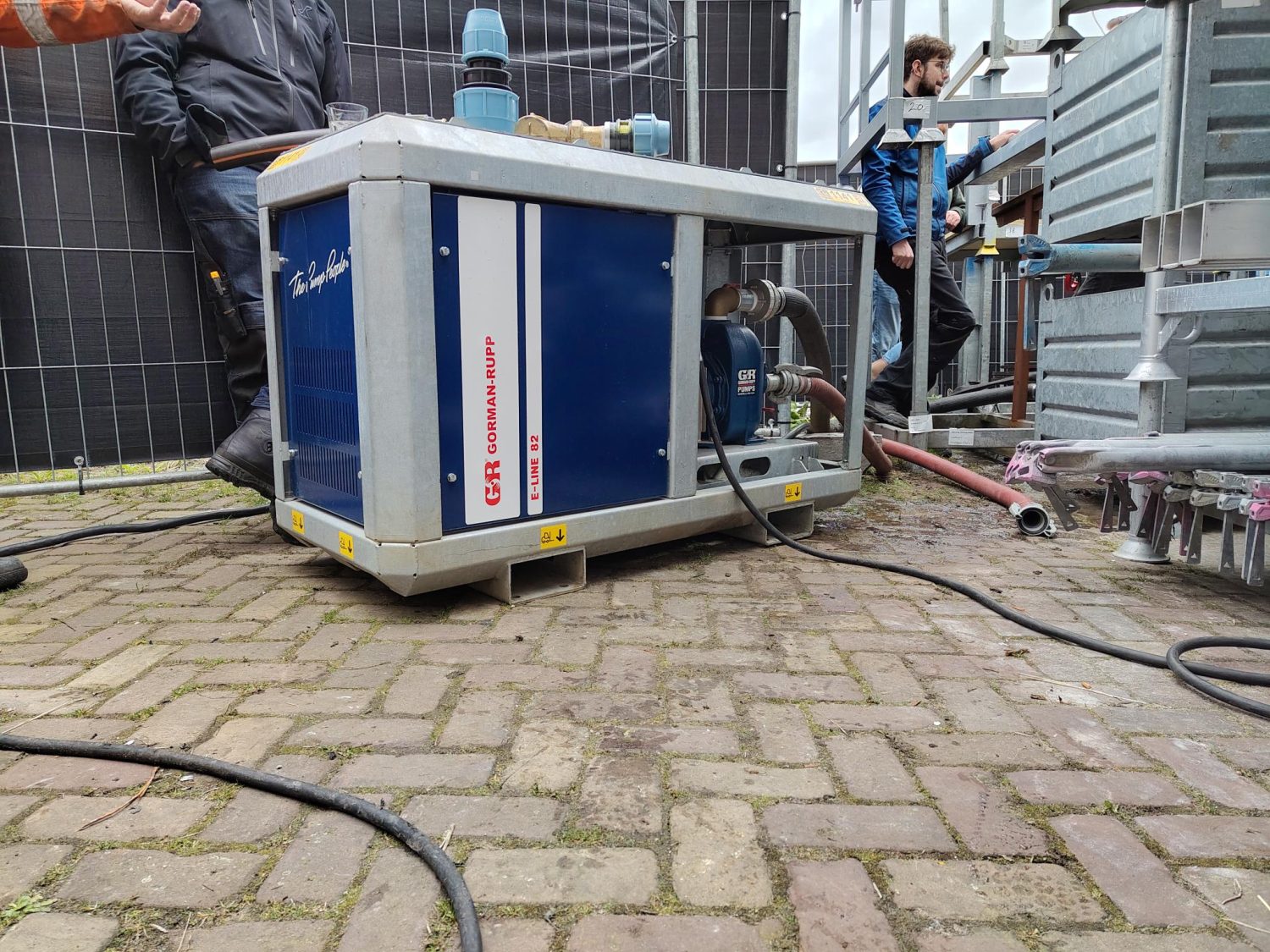 Archy Rental pompset met slangen en koppelingen op locatie