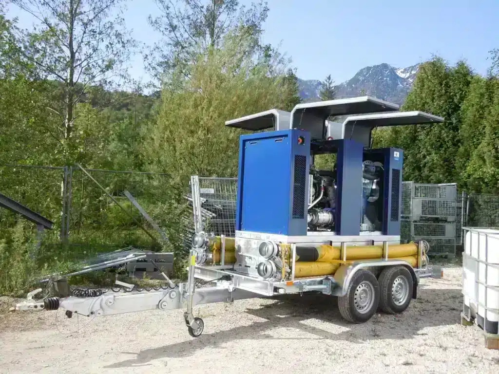 Pompset op een aanhanger met slangen langs het chassis