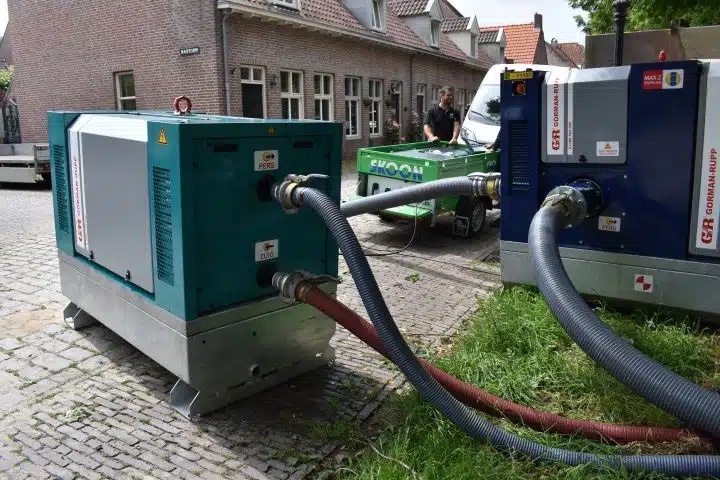 Pompsets met zuig- en persslangen voor bemaling op een bouwlocatie